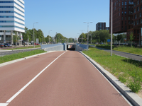 847157 Gezicht over de nieuwe HOV-busbaan in de Koningin Wilhelminalaan te Utrecht, die met een tunnel onder het ...